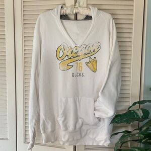White Vintage style graphic Oregon Ducks pullover Hoodie